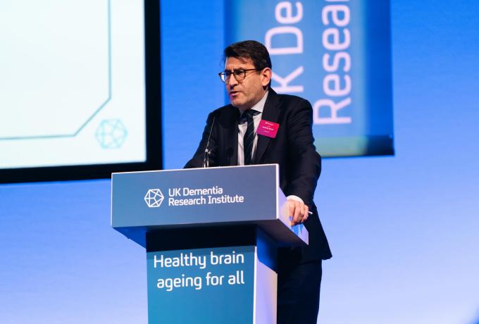 Prof Jon Schott presenting at connectome