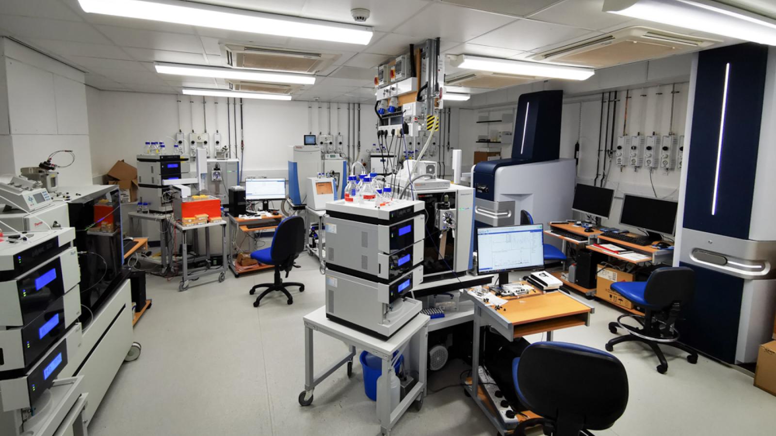 Proteomics platform room with equipment