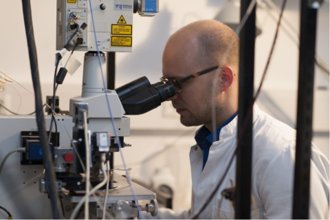 Marc Busche at microscope