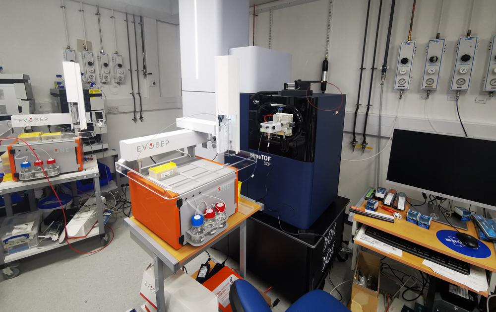 Proteomics platform room with equipment