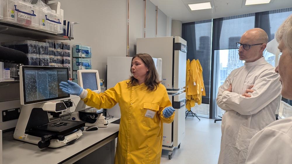 Minister Kinnock meeting a scientist in the lab