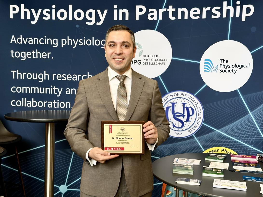 Mootaz Salman with his award